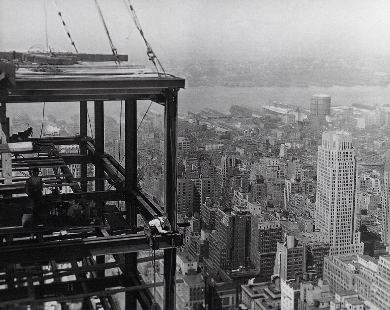 Шок-фото рабочих, балансирующих на высоте сотен метров: как в начале XX века строили самое высокое здание в США