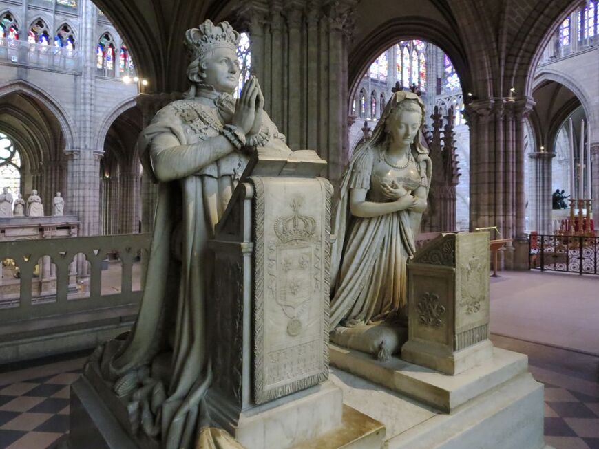 Статуи Людовика XVI и Марии Антуанетты 