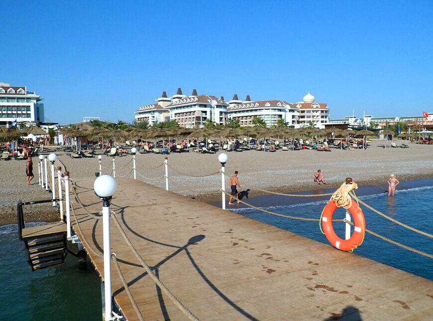 У многих отелей на пляже Богазкент - свой пирс-причал