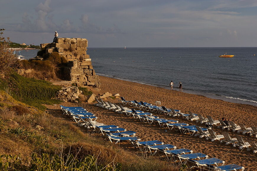 Начало пляжа - руины древнего города у моря