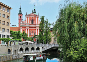 Площадь Прешерна и францисканская церковь в столице Словении — Любляне
