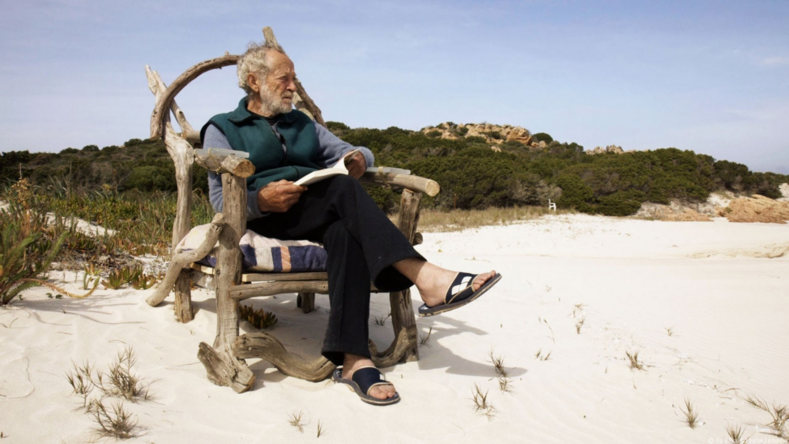 Невероятные фото: 80-летний мужчина уже 30 лет живет отшельником на необитаемом острове