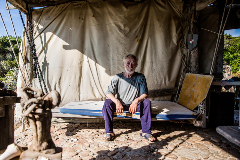 Невероятные фото: 80-летний мужчина уже 30 лет живет отшельником на необитаемом острове
