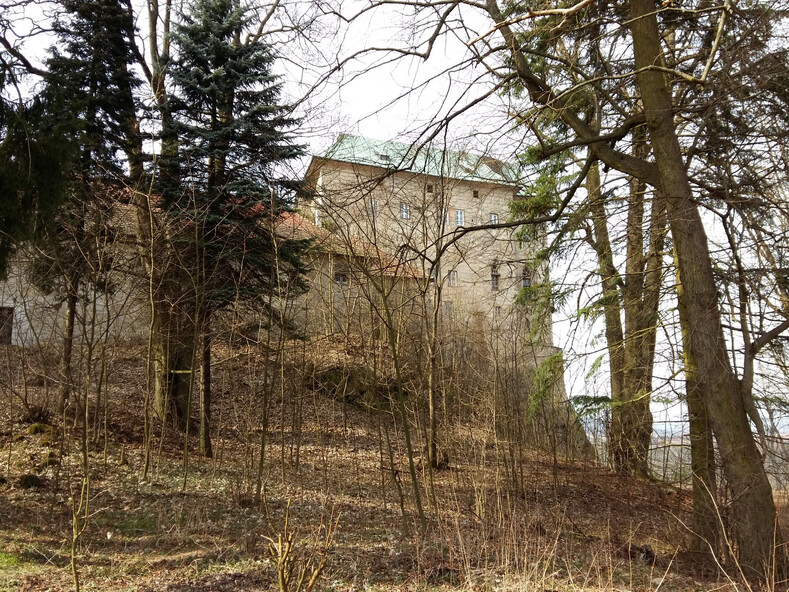 «Врата в ад»: фото пустующего замка, который был построен на гигантском расколе в земле (жуткие факты)