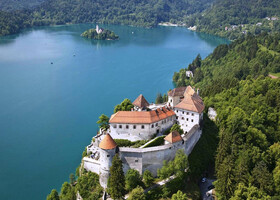 Замок Блед на вершине скалы над озером Блед в Словении