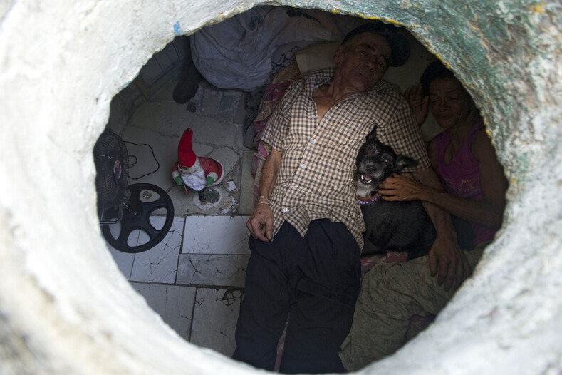 Семья 25 лет живет в канализационном колодце: история, которая впечатлила весь мир (эти фото нужно увидеть)
