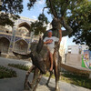 ©Aziz Khalmuradov Бухара. Памятник Ходже Насриддину. Моему туристу за 70, однако, это ему не помешало с маху взобраться на осла.