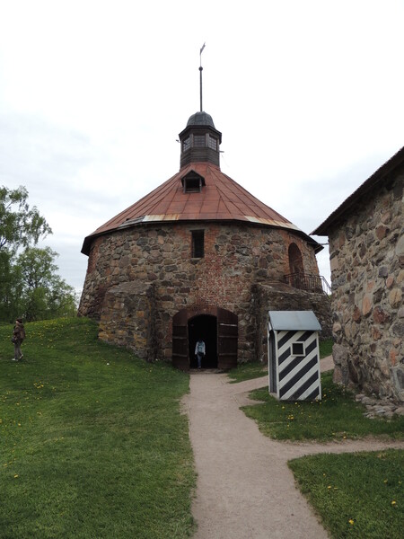 Круглая воротная башня Ларса Торстенссона (Пугачевская) со смотровой площадкой (1585 год).