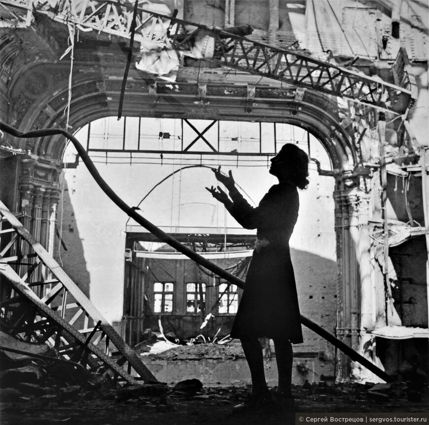 Певица Ирмгард Зеефрид поёт в разрушенном здании Венской оперы, 1945