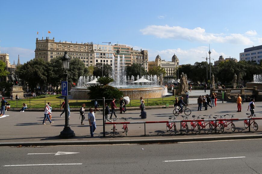 Площадь Каталонии, на которую выходит торговая улица