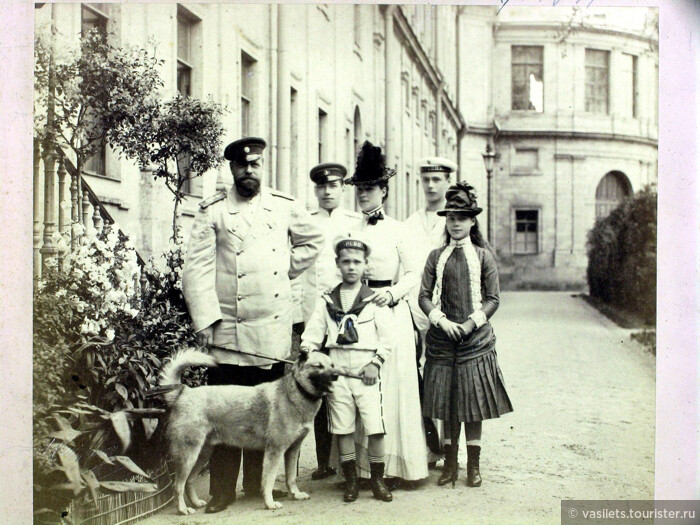 Александр 3 с семьей и собачкой