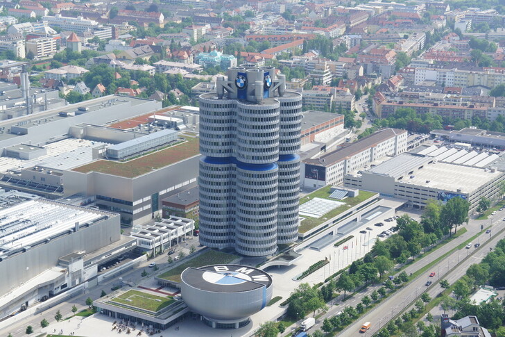 Штаб-квартира (высокое здание) и Музей «BMW»