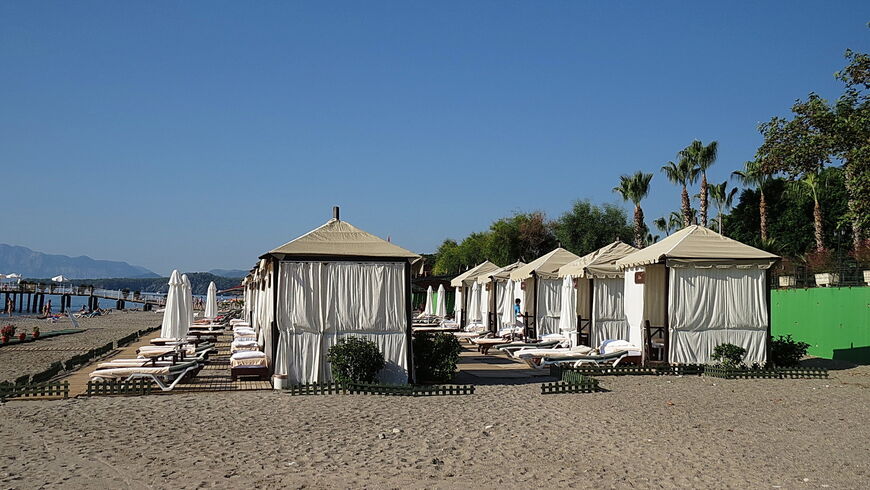 Пляжи рядом с отелями благоустроены и покрыты песком