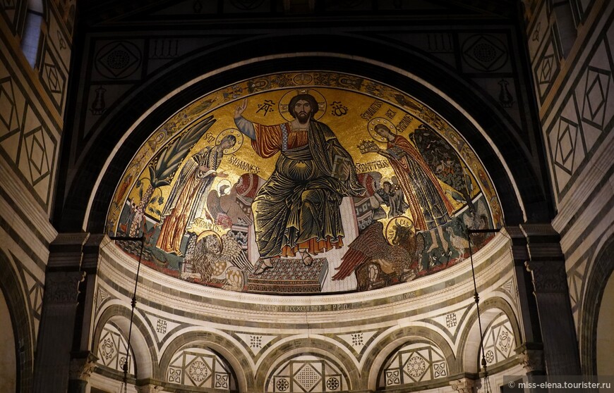 Мозаика апсиды изображает Христа на троне с Богоматерью и Святым Миниато.