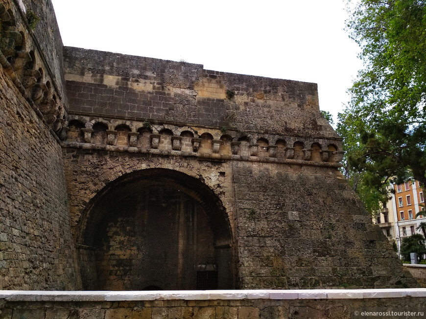 Древняя крепость Бари