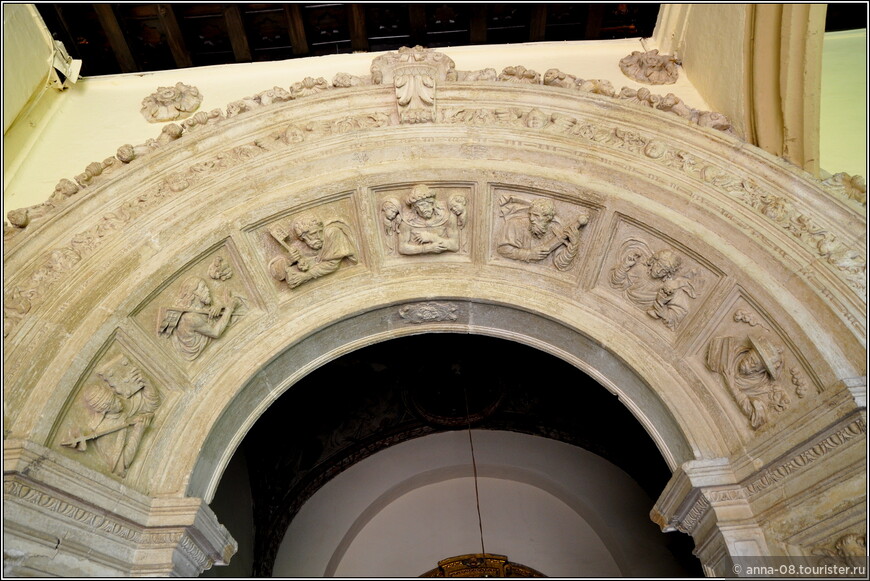 В аркаде нижнего яруса клуатра есть семь погребальных капелл с богато украшенными порталами.