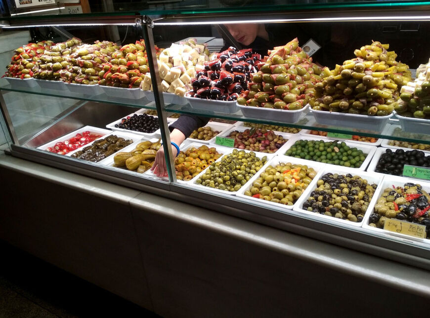 Витрина с оливками на рынке Сан Мигель