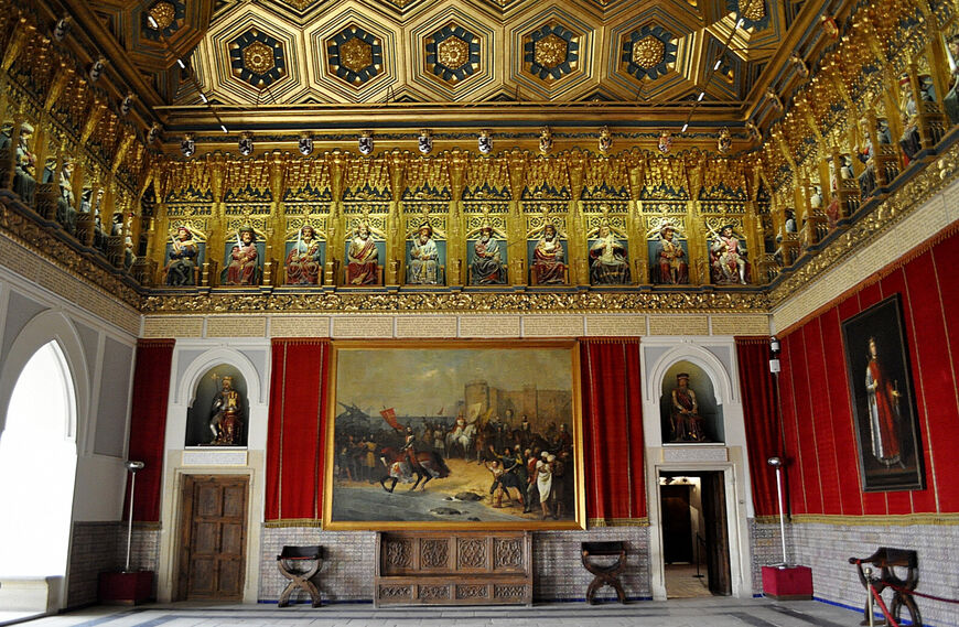 Королевский зал. На фризе скульптуры 52 монархов.