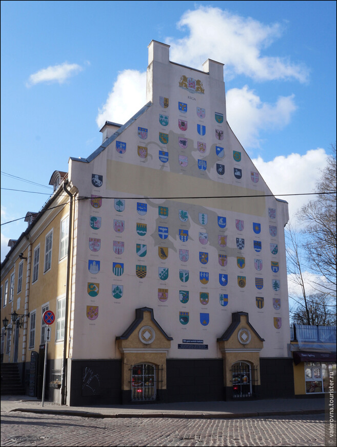 Сейчас, по прошествии 2х лет здание немного обновили - на фасаде уже больше гербов!