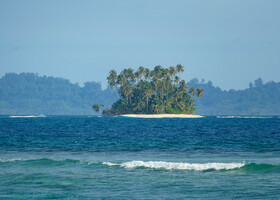 Миниатюрный островок напротив Тамбарата, вдалеке - обитаемый остров Халобан. 