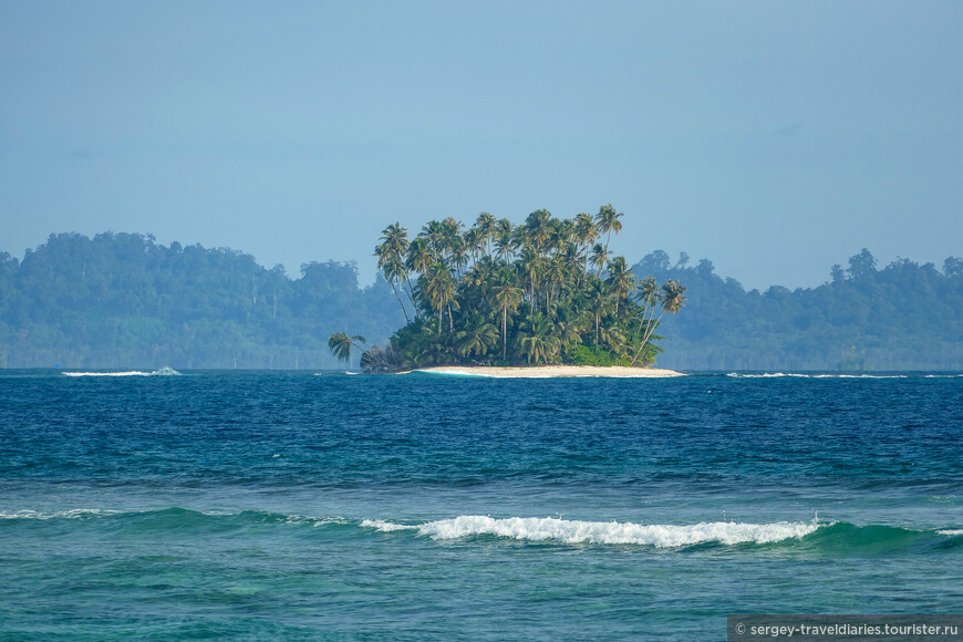 Миниатюрный островок напротив Тамбарата, вдалеке - обитаемый остров Халобан. 