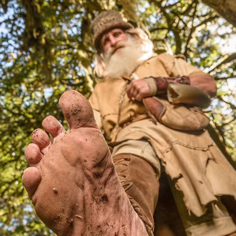 Живет в лесу и не носит обуви: удивительная история Мика Доджа, который уже 25 лет живет вне цивилизации