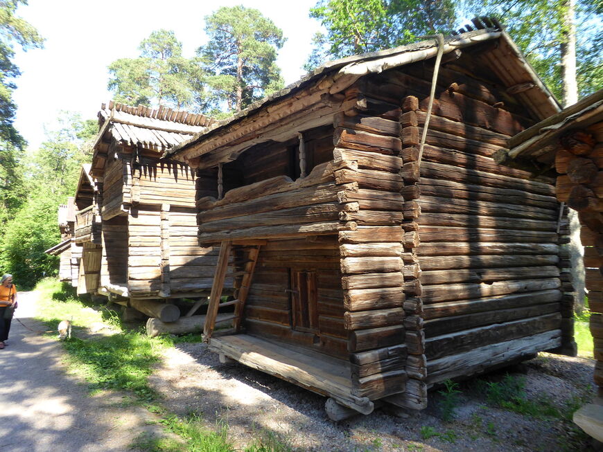 Многие объекты - старинные деревянные дома