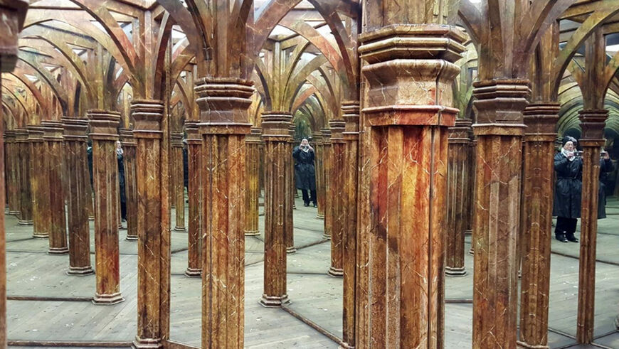 В зале 35 зеркал, колонны выполнены из дерева