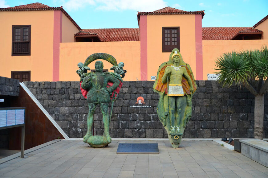Статуи перед зданием музея