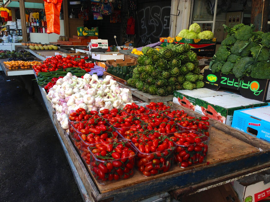 Фруктов и овощей на рынке огромный выбор