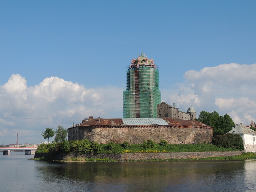 Выборгский замок (13 век). На фотографии мы видим находящуюся на реконструкции Башню Святого Олафа.