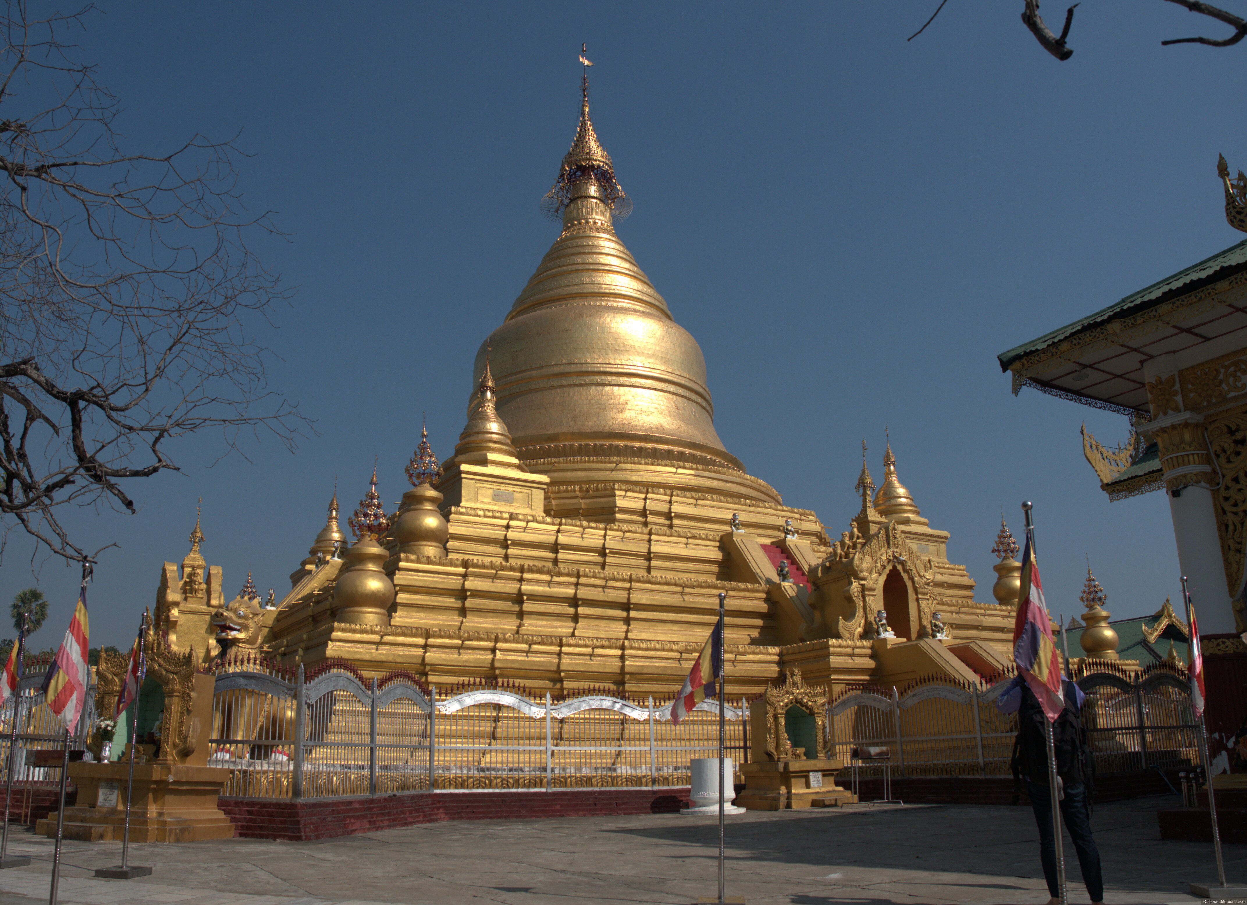 Золотая дремотная азия. Бирманский храм Дхармикарама. Дремотная Азия это. Мьянма Золотая земля.