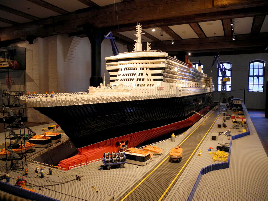 LEGO Корабль.
Модель Королева Мария II, построенная из блоков LEGO, масштаб 1:50. На создание этой модели ушло около 1200 часов, она содержит 780 000 штук LEGO и весит 875 кг.