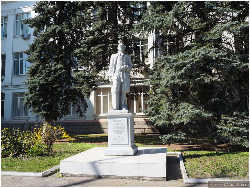 Памятник М.В. Ломоносову у здания университета.