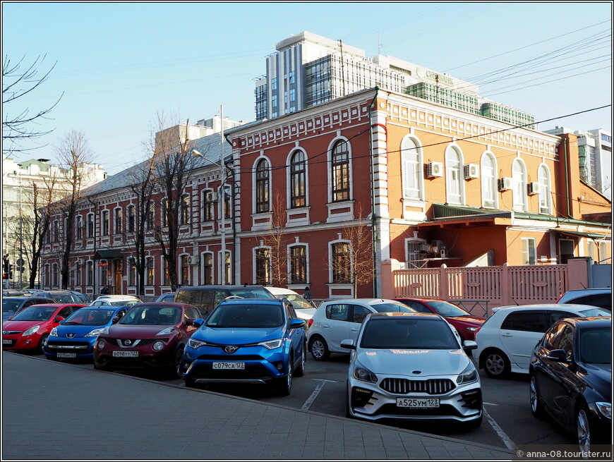 Городское училище, конец XIX века. Сейчас здание занимает Краснодарский торгово-экономический колледж.