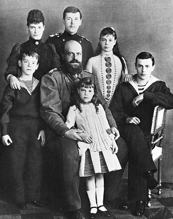 Император Александр III, императрица Мария Федоровна и дети: Михаил, Николай, Ольга, Ксения, Георгий. (фото из Интернета)