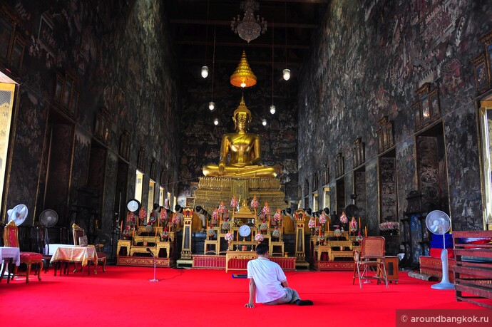 Хотелось бы обойти вниманием популярные точки, но первые пару картинок - это всё таки центральный столичный Ват Сутхат, не просто богато, а невероятно богато и детально украшенный тёмно-золотыми буддистскими картинами от пола и до потолка зала "убосота", считающегося самым длинным и самым высоким из подобных залов в Таиланде.
