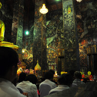 В центральном зале "вихарн" храма Ват Сутхат, где часто вечерами собираются люди на массовую медитацию, росписи не менее впечатляющие.