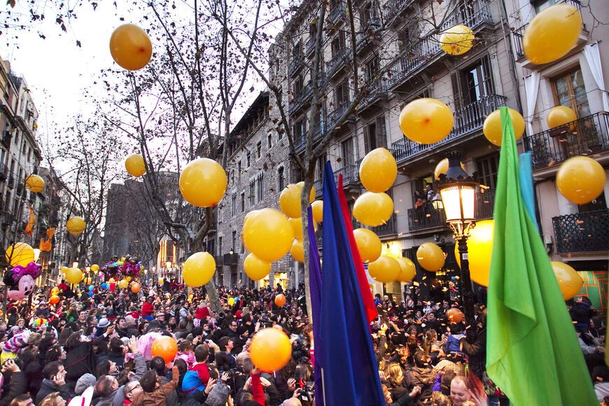Праздничное шествие с флагами и шарами