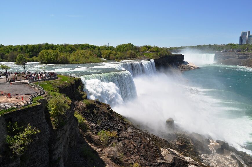 Водопады «Американский» (American Falls), «Фата» (Bridal Veil Falls), «Подкова» (Horseshoe Falls)