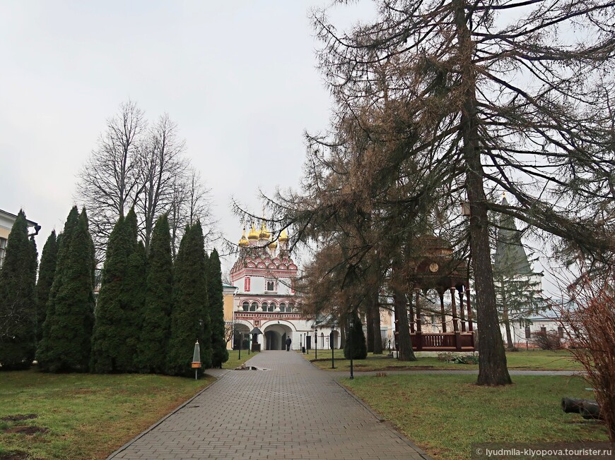 Святые ворота с церковью Петра и Павла