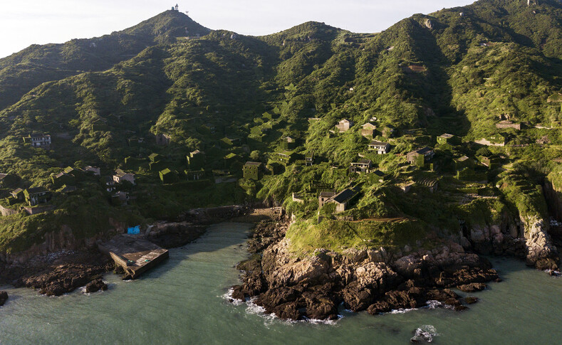 Зеленая заброшенная деревня рыбаков на маленьком острове: почему 30 лет назад отсюда уехали несколько тысяч жителей?