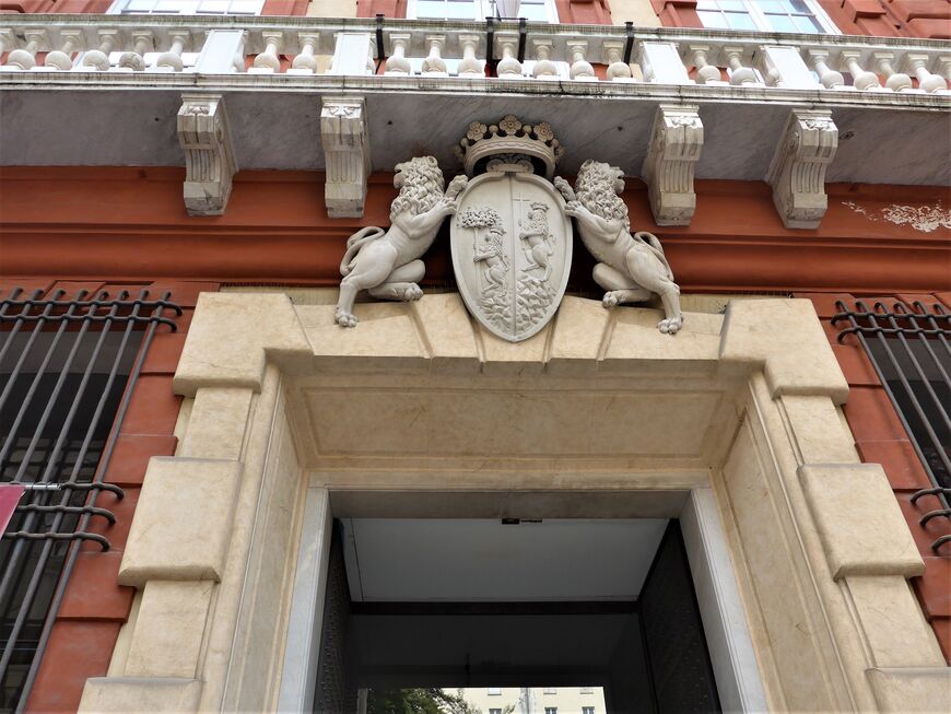 Львы на фасаде Палаццо Россо