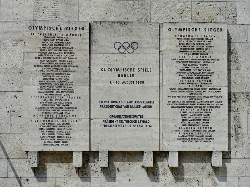 Мемориальная доска победителям Олимпиады 1936 г.