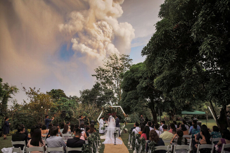 Извержение вулкана, войны и ливни: ТОП-10 фотографий свадебных церемоний, которым не помешали стихийные бедствия