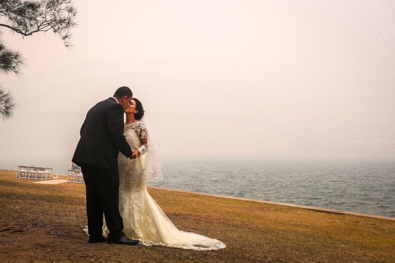 Извержение вулкана, войны и ливни: ТОП-10 фотографий свадебных церемоний, которым не помешали стихийные бедствия