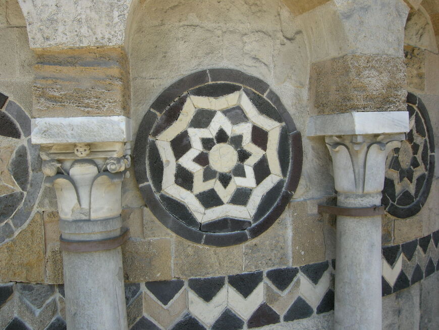 Фрагмент архитектуры церкви Санты Марии Аннунциаты дей Каталани