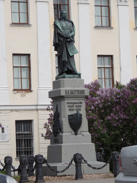 Памятник мореплавателю и гидрографу Пахтусову Петру Кузьмичу .