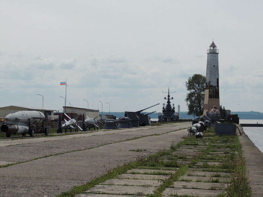 Деревянный маяк и выставка боевых орудий.