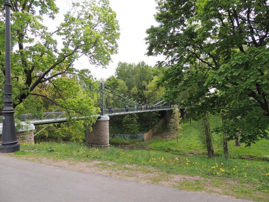 Переходим через Макаровский мост, который находится в Овражном парке.